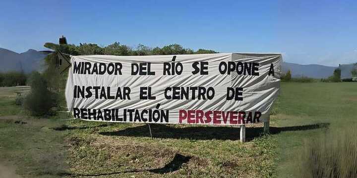 Los vecinos colocaron hace unas semanas atrás este cartel en el ingreso al barrio.