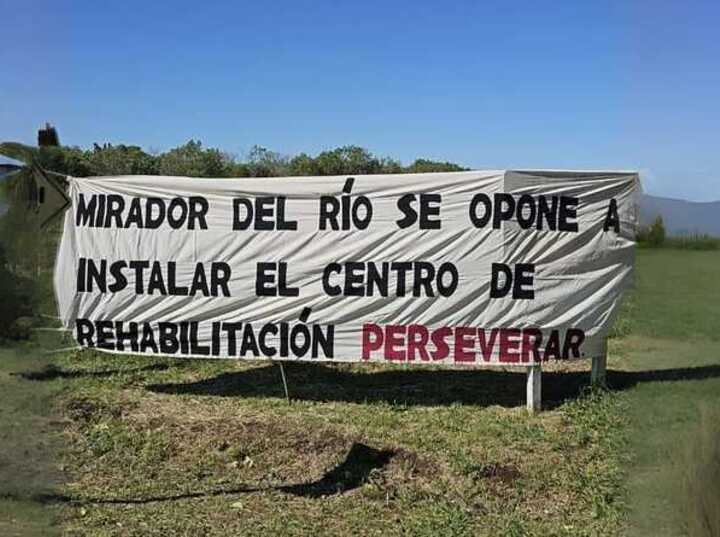 Los vecinos colocaron hace unas semanas atrás este cartel en el ingreso al barrio.