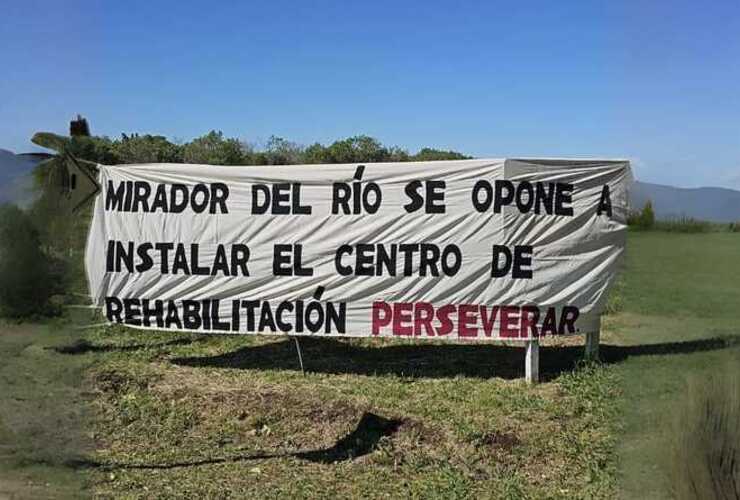 Los vecinos colocaron hace unas semanas atrás este cartel en el ingreso al barrio.