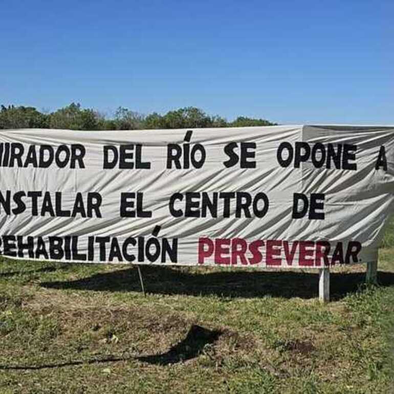 Los vecinos colocaron hace unas semanas atrás este cartel en el ingreso al barrio.