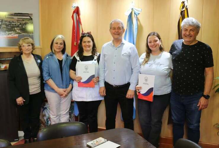 Imagen de La Municipalidad entregó el proyecto para reestructurar el área de comedor de la Escuela N°6036 Bernardino Rivadavia