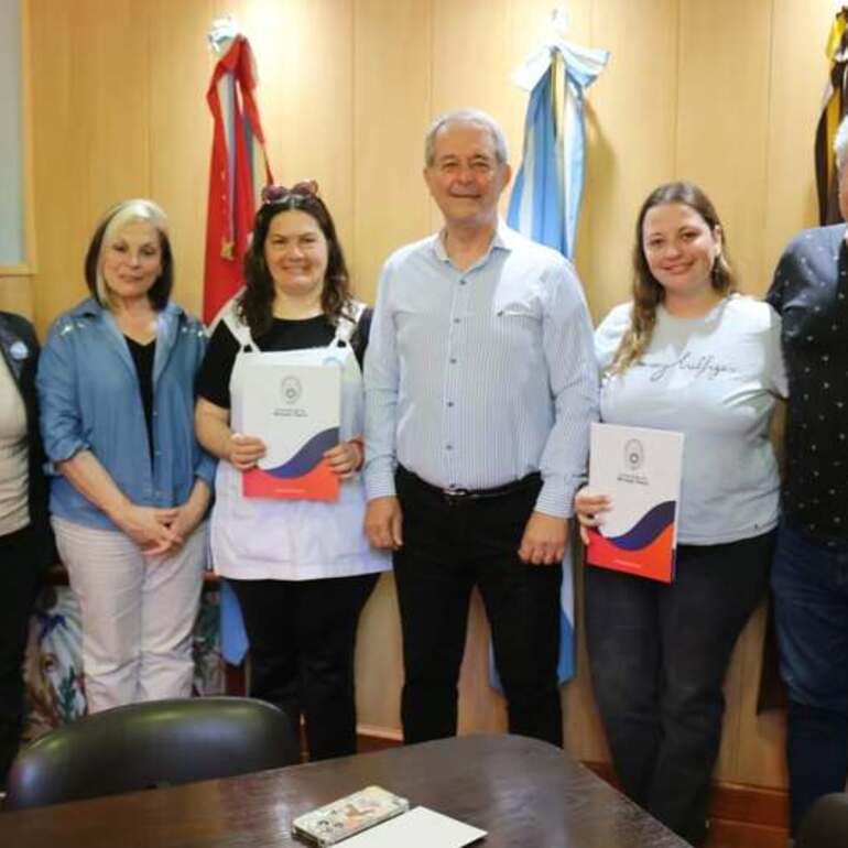 Imagen de La Municipalidad entregó el proyecto para reestructurar el área de comedor de la Escuela N°6036 Bernardino Rivadavia