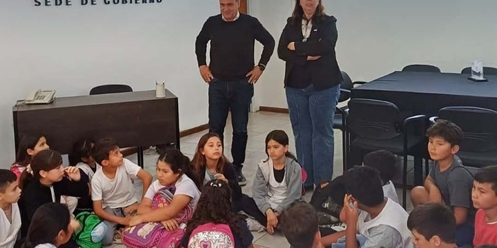 Imagen de Alumnos de la Escuela N°6038 Gendarme Argentino visitaron la Sede de Gobierno