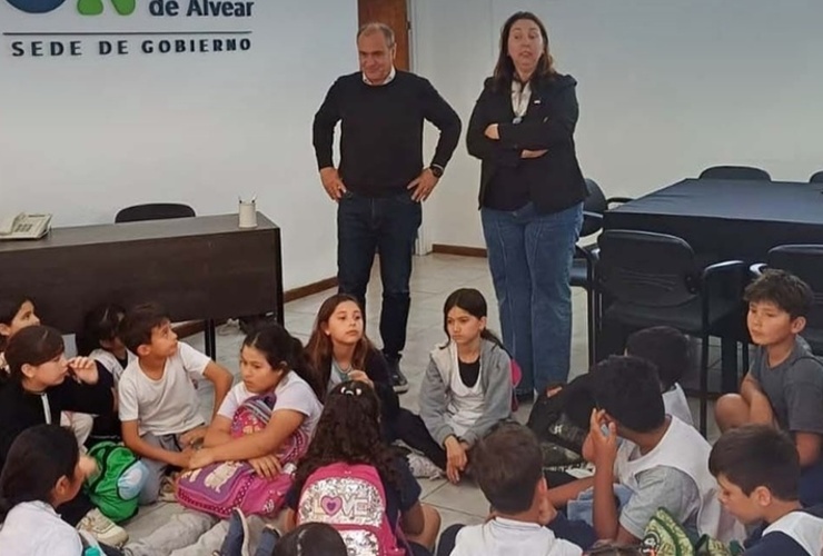 Imagen de Alumnos de la Escuela N°6038 Gendarme Argentino visitaron la Sede de Gobierno