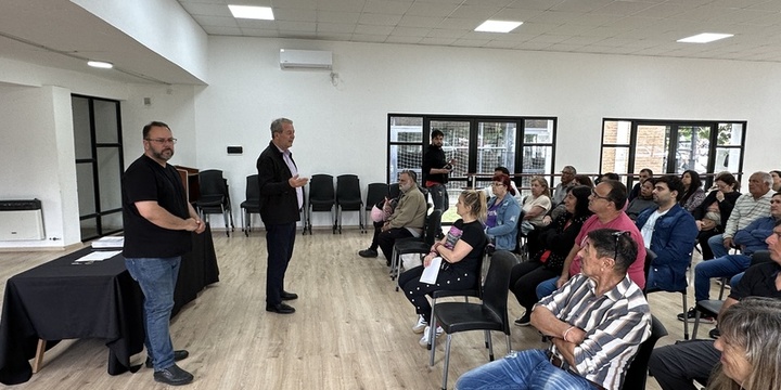 Imagen de Entrega de escrituras de viviendas a vecinos de barrios locales
