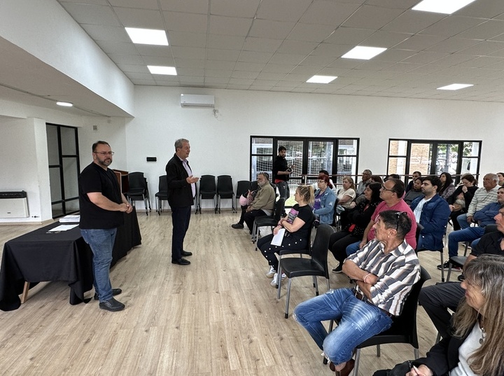 Imagen de Entrega de escrituras de viviendas a vecinos de barrios locales