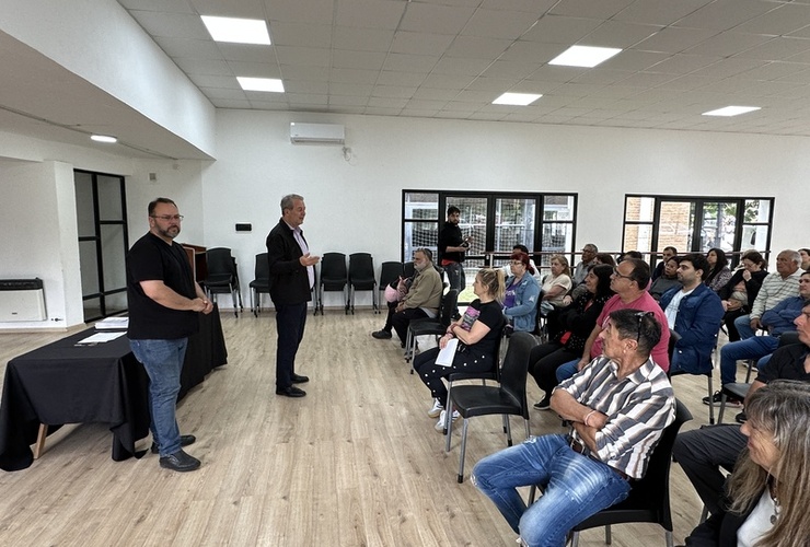 Imagen de Entrega de escrituras de viviendas a vecinos de barrios locales