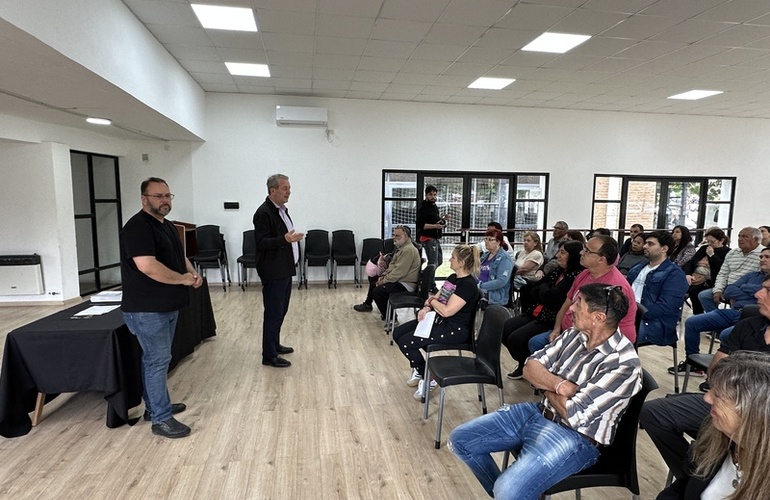 Imagen de Entrega de escrituras de viviendas a vecinos de barrios locales