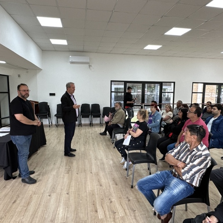 Imagen de Entrega de escrituras de viviendas a vecinos de barrios locales