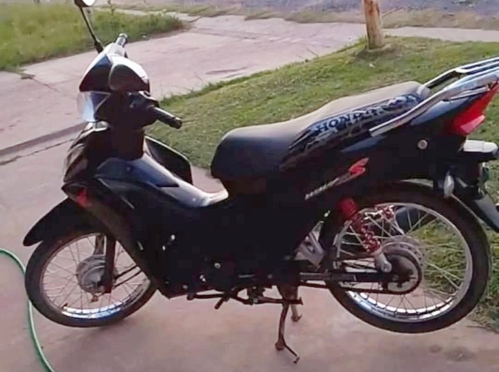 Imagen de Robo y recuperación de una moto en Arroyo Seco: cuatro jóvenes detenidos en Playa Hermosa