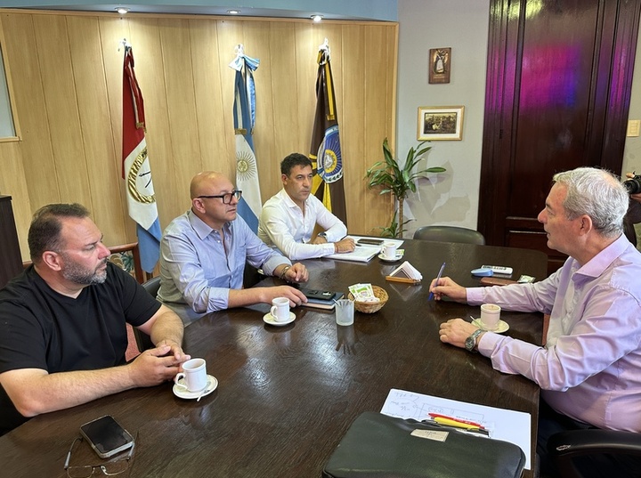 Imagen de Reunión entre el intendente Tonelli y Delorenzi de la Dirección de Vivienda y Urbanismo