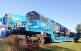 Imagen de Impresionante susto en Maciel: Un cami&oacute;n fue arrollado y arrastrado por un tren, pero el conductor result&oacute; ileso