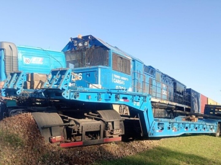 Imagen de Impresionante susto en Maciel: Un camión fue arrollado y arrastrado por un tren, pero el conductor resultó ileso