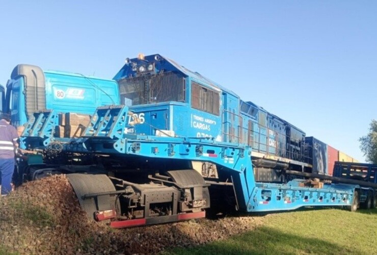 Imagen de Impresionante susto en Maciel: Un camión fue arrollado y arrastrado por un tren, pero el conductor resultó ileso