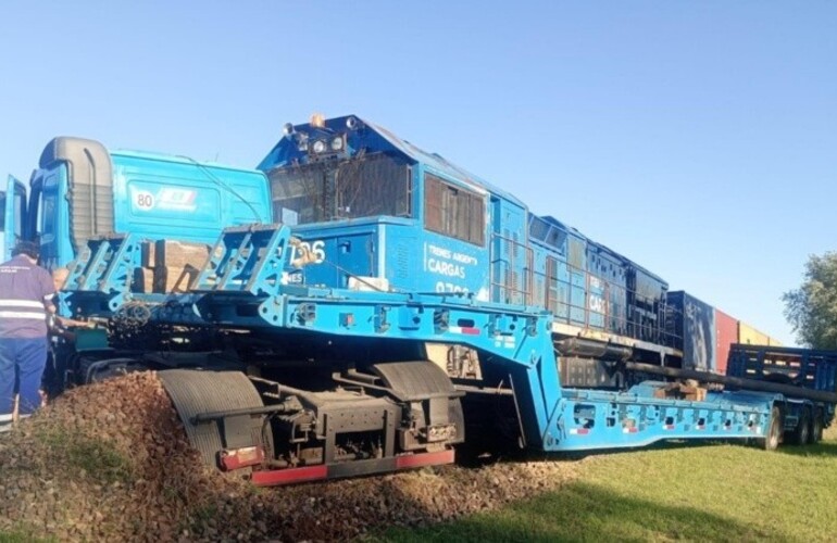 Imagen de Impresionante susto en Maciel: Un camión fue arrollado y arrastrado por un tren, pero el conductor resultó ileso
