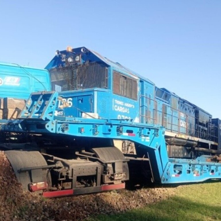 Imagen de Impresionante susto en Maciel: Un camión fue arrollado y arrastrado por un tren, pero el conductor resultó ileso