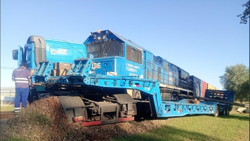 Imagen de Impresionante susto en Maciel: Un cami&oacute;n fue arrollado y arrastrado por un tren, pero el conductor result&oacute; ileso