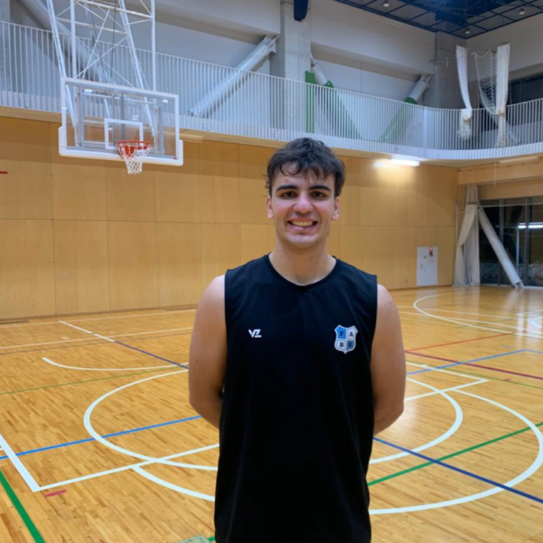 Imagen de León De Bernardo, compite en las 'Sordolimpiadas' de Tokio con la Selección Argentina de básquet silencioso