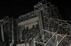 Imagen de Colapsa escenario en San Nicolas por fuertes vientos durante la fiesta de dizfraces