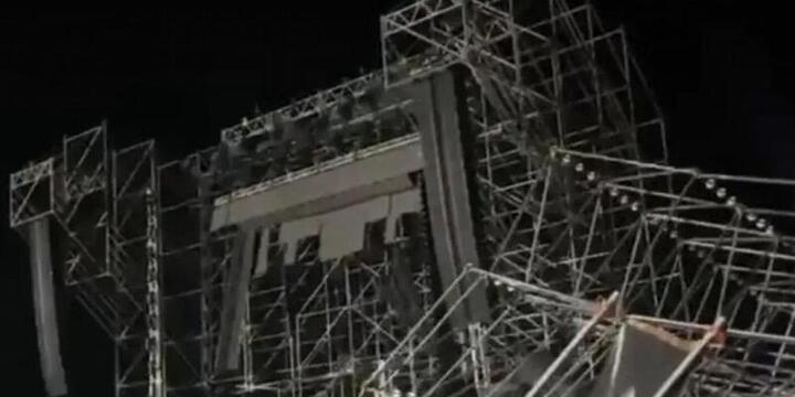 Imagen de Colapsa escenario en San Nicolas por fuertes vientos durante la fiesta de dizfraces