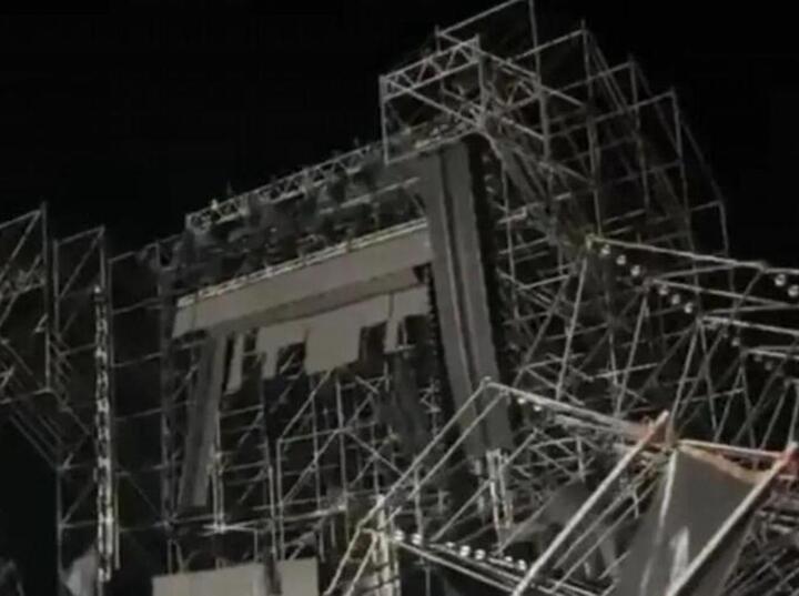 Imagen de Colapsa escenario en San Nicolas por fuertes vientos durante la fiesta de dizfraces