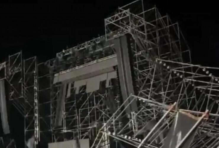 Imagen de Colapsa escenario en San Nicolas por fuertes vientos durante la fiesta de dizfraces