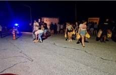 Imagen de Volcó un camión con pollos congelados en Laguna Paiva y más de 300 personas saquearon la carga