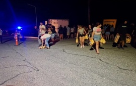 Imagen de Volcó un camión con pollos congelados en Laguna Paiva y más de 300 personas saquearon la carga