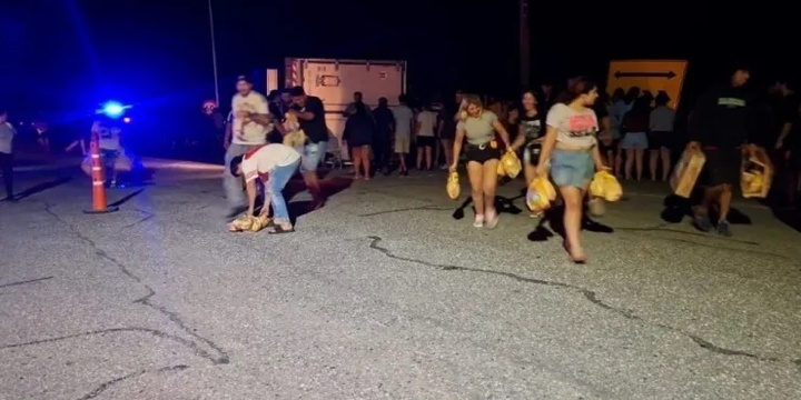 Imagen de Volcó un camión con pollos congelados en Laguna Paiva y más de 300 personas saquearon la carga Imagen de Volcó un camión con pollos congelados en Laguna Paiva y más de 300 personas saquearon la carga