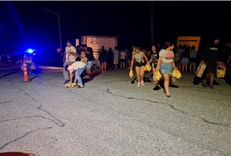 Imagen de Volcó un camión con pollos congelados en Laguna Paiva y más de 300 personas saquearon la carga