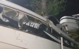 Una de las embarcaciones involucradas en el choque del mes pasado en el r&iacute;o.