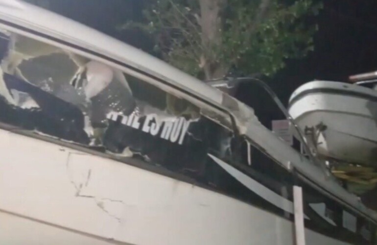 Una de las embarcaciones involucradas en el choque del mes pasado en el río.