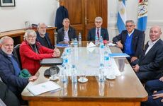 Imagen de La provincia de Santa Fe anuncia compensación salarial y garantiza un piso de aumento de $30.000 para estatales en Noviembre