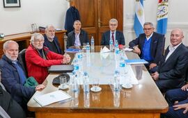 Imagen de La provincia de Santa Fe anuncia compensación salarial y garantiza un piso de aumento de $30.000 para estatales en Noviembre