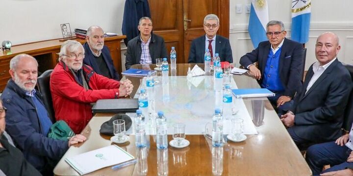 Imagen de La provincia de Santa Fe anuncia compensación salarial y garantiza un piso de aumento de $30.000 para estatales en Noviembre