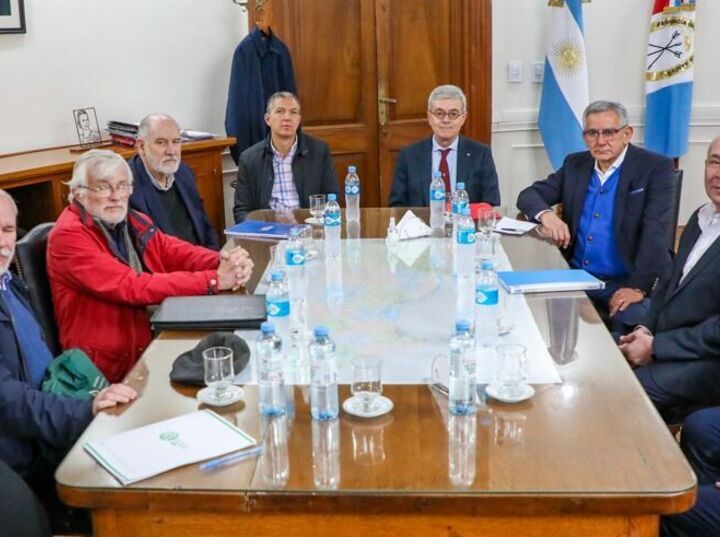 Imagen de La provincia de Santa Fe anuncia compensación salarial y garantiza un piso de aumento de $30.000 para estatales en Noviembre