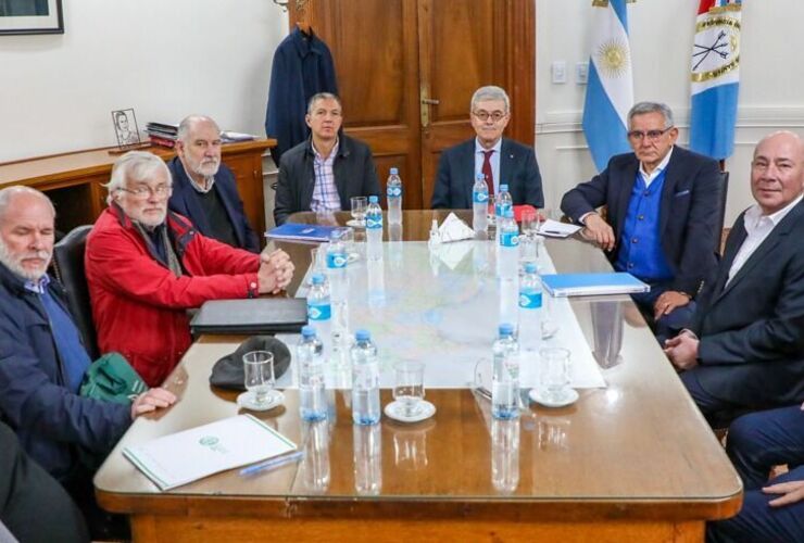 Imagen de La provincia de Santa Fe anuncia compensación salarial y garantiza un piso de aumento de $30.000 para estatales en Noviembre