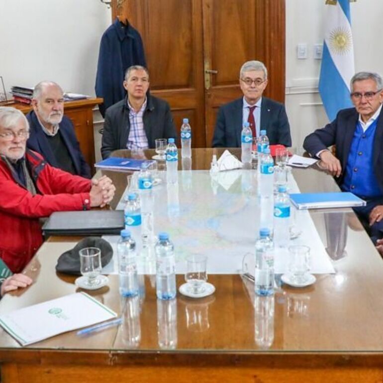 Imagen de La provincia de Santa Fe anuncia compensación salarial y garantiza un piso de aumento de $30.000 para estatales en Noviembre