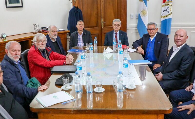 Imagen de La provincia de Santa Fe anuncia compensaci&oacute;n salarial y garantiza un piso de aumento de $30.000 para estatales en Noviembre