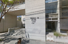 Imagen de Padre deudor de cuota alimentaria prohibido de usar celular y asistir a carreras de autos