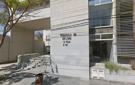 Imagen de Padre deudor de cuota alimentaria prohibido de usar celular y asistir a carreras de autos