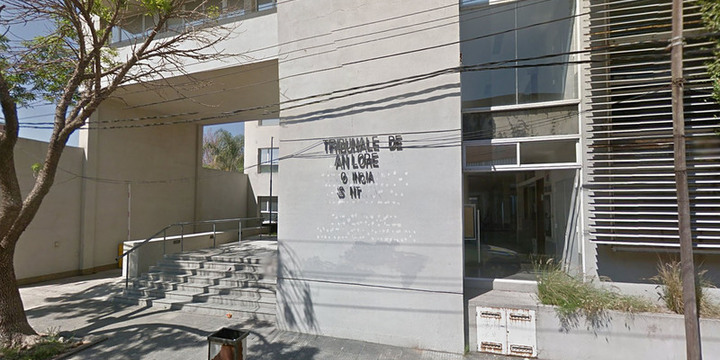 Imagen de Padre deudor de cuota alimentaria prohibido de usar celular y asistir a carreras de autos