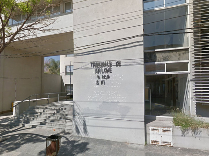 Imagen de Padre deudor de cuota alimentaria prohibido de usar celular y asistir a carreras de autos