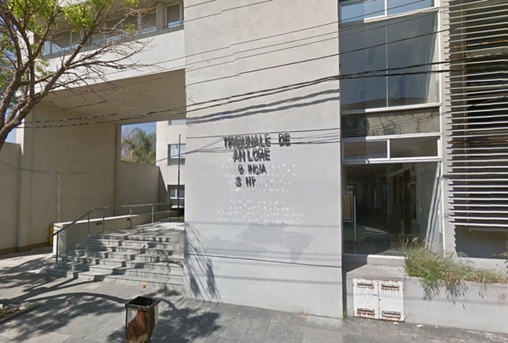 Imagen de Padre deudor de cuota alimentaria prohibido de usar celular y asistir a carreras de autos