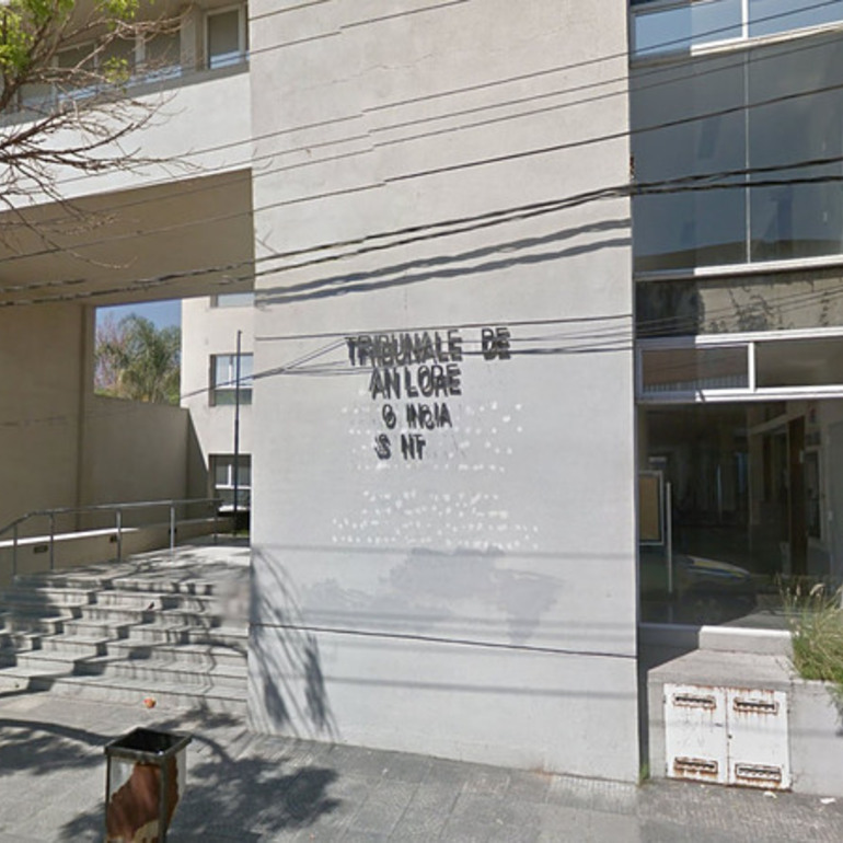 Imagen de Padre deudor de cuota alimentaria prohibido de usar celular y asistir a carreras de autos