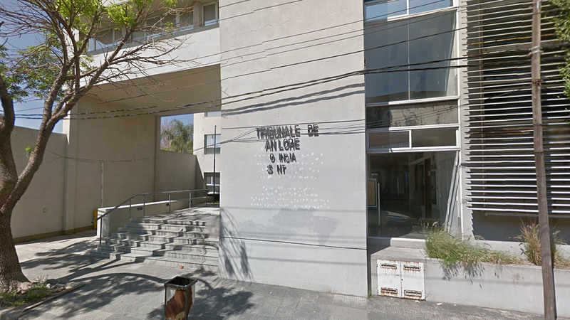 Imagen de Padre deudor de cuota alimentaria prohibido de usar celular y asistir a carreras de autos