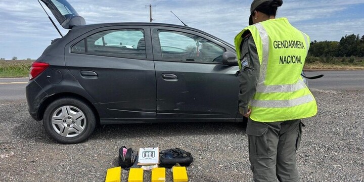 Imagen de Detienen a pareja con cuatro kilos de cocaína en Elortondo
