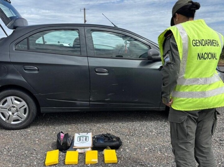 Imagen de Detienen a pareja con cuatro kilos de cocaína en Elortondo