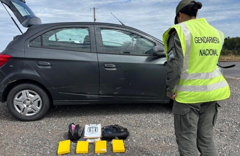 Imagen de Detienen a pareja con cuatro kilos de cocaína en Elortondo