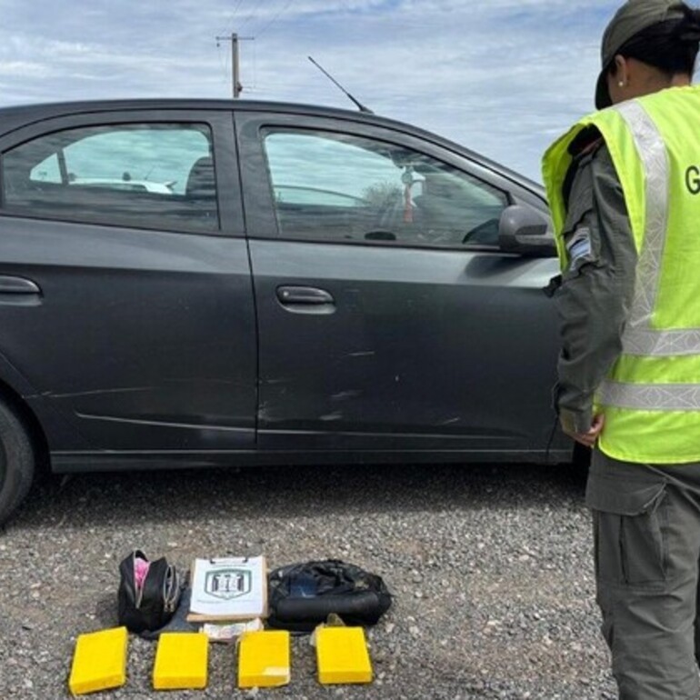 Imagen de Detienen a pareja con cuatro kilos de cocaína en Elortondo